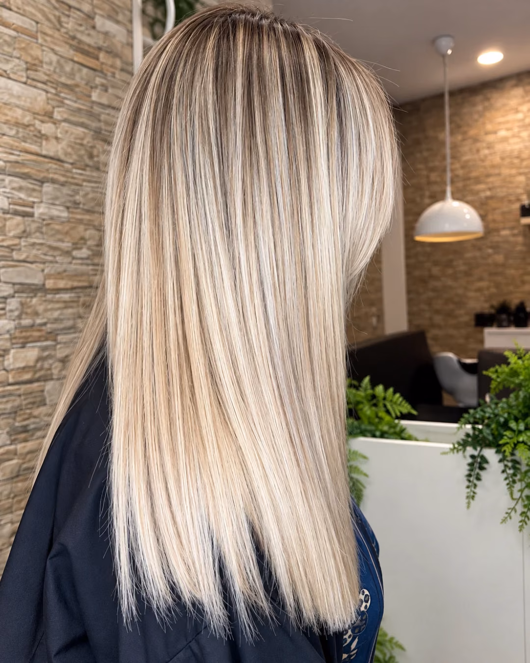 Cliente con capelli lunghi lisci biondo chiaro con mèches
